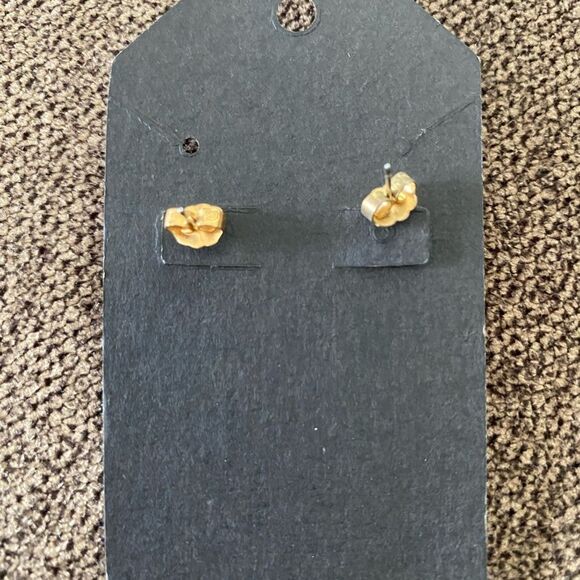 Vintage Avon Butterfly Shaped Gold Tone Earrings - Picture 2 of 2